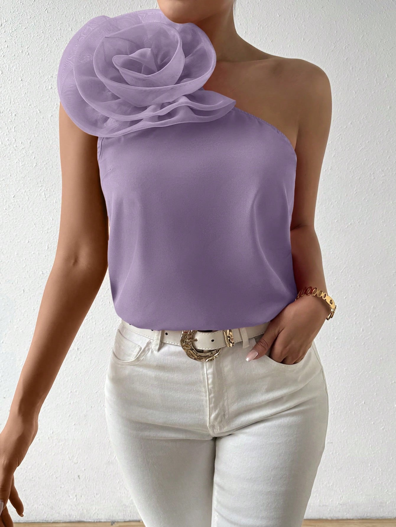 Blusa asimétrica con detalle de rosa